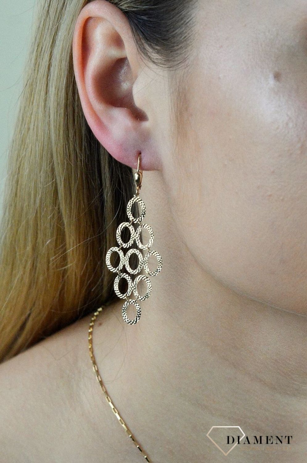 Złote kolczyki Diament 333 wiszące grawerowane owalne elementy.jpg